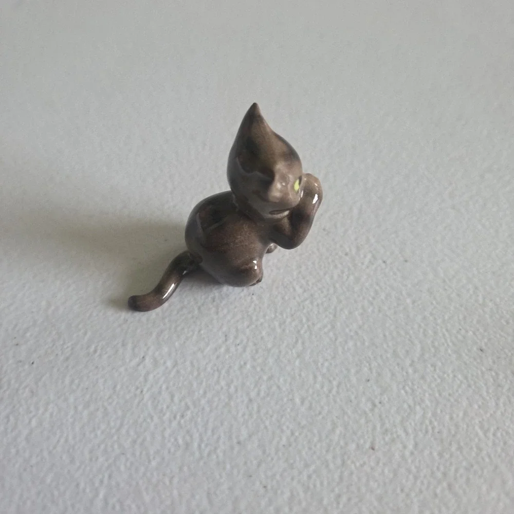 Hagen Renaker Thumb Sucking Cat Miniature Figure Style A-367